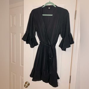 Black robe with ruffle sleeve